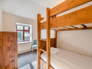 イーデルにあるVeras Cottageのベッドルーム1室(二段ベッド2台、窓付)が備わります。