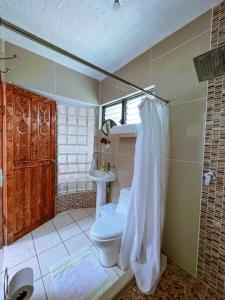 Ένα μπάνιο στο El Castillo en el Lago Atitlán