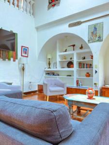 Χώρος καθιστικού στο El Castillo en el Lago Atitlán