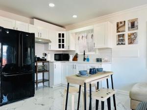 A kitchen or kitchenette at 2BR 1BA Guest Suite - Free Parking - Central Location w/ Mountain-View