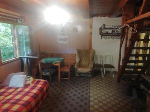 的住宿－Chata Lužná u Hanušovic，配有床、桌子和椅子的房间
