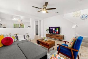un soggiorno con divano e TV a schermo piatto di Golden Chest - Modern - UTSA Central - Fast WiFi a San Antonio