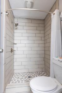 un baño con inodoro y ducha en Butler Inn, en Oxford 57 fotos más