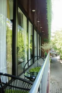 Ein Balkon oder eine Terrasse in der Unterkunft Boom Casa Homestay