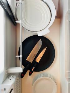 un plato negro con cuchillos en un estante en una cocina en Niseko Hotel KIRAKU RIN 車利用にオススメ ニセコ駅 各スキー場迄車で約15分, en Niseko