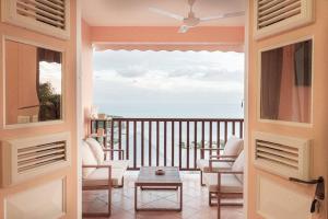 Habitación con balcón con vistas al océano. en Villa - Bleu Mer Caraïbes, en Case-Pilote