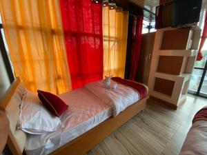 Postel nebo postele na pokoji v ubytování Hotel KJS Inn + 9 fotografií