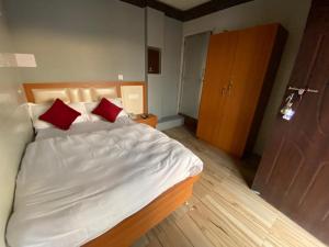 Postel nebo postele na pokoji v ubytování Hotel KJS Inn