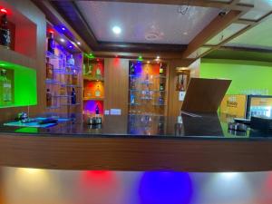 Lounge nebo bar v ubytování Hotel KJS Inn