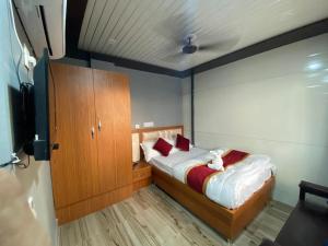 Postel nebo postele na pokoji v ubytování Hotel KJS Inn