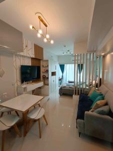 Ruang duduk di Davao City Serenity on Seventeenth One-Bedroom Condo beside Shopping Malls with Seaview and City view