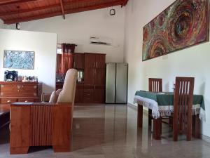 eine Küche und ein Esszimmer mit einem Tisch und einem Kühlschrank in der Unterkunft Luxury Villa with BB Free WI-FI in Bentota