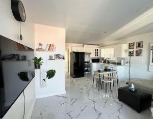 Nhà bếp/bếp nhỏ tại 2BR 1BA Guest Suite with King Bed - Free Parking - Renfrew Station - Central Location