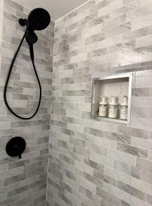 Phòng tắm tại 2BR 1BA Guest Suite with King Bed - Free Parking - Renfrew Station - Central Location