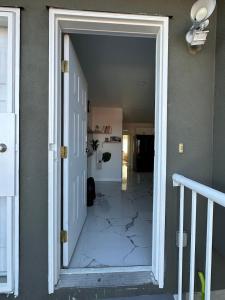 Ảnh trong thư viện ảnh của 2BR 1BA Guest Suite with King Bed - Free Parking - Renfrew Station - Central Location ở Vancouver