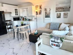 Nhà bếp/bếp nhỏ tại 2BR 1BA Guest Suite with King Bed - Free Parking - Renfrew Station - Central Location