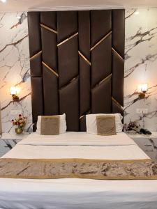 德拉敦Hotel Embassy的卧室里有一张带大床的大床