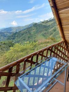 a balcony with a view of a mountain at Preciosa cabaña en plena naturaleza con jaccuzi in Dosquebradas
