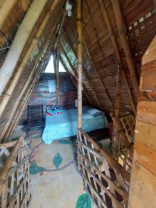 una vista aérea de una habitación en una casa en un árbol en Preciosa cabaña en plena naturaleza con jaccuzi, en Dosquebradas