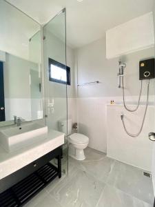 een badkamer met een wastafel, een toilet en een douche bij O2 The Residence โอทู เดอะ เรสซิเดนซ์ in Kanchanaburi