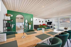 una sala de conferencias con mesa y sillas verdes en Nrregade 18, 9600 Aars, en Års
