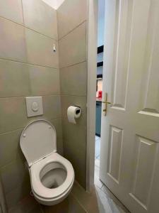 een badkamer met een wit toilet en een deur bij 3 stations to Vienna's center & close to UNO and ACV in Wenen