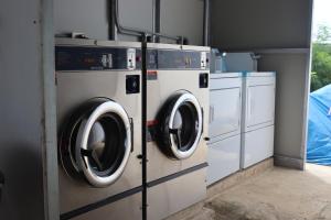 um grupo de máquinas de lavar roupa numa lavandaria em Tinian Lucky Home em Tinian