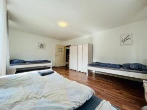 1 Schlafzimmer mit 2 Betten und Holzboden in der Unterkunft Geräumige Wohnung im Herzen Kassels in Kassel