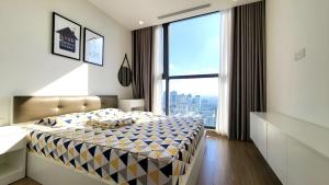une chambre avec un lit et une grande fenêtre dans l'établissement NanaHousing-Vinhomes Skylake-Luxury Apartment near Keangnam, à Hanoï 49 autres photos