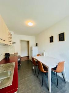 eine Küche mit einem weißen Tisch und Stühlen in einem Zimmer in der Unterkunft Geräumige Wohnung im Herzen Kassels in Kassel
