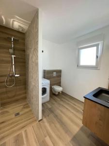 ein Bad mit einer Dusche und einem WC in einem Zimmer in der Unterkunft Appartement climatisé in Charmes