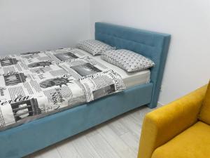Un pat sau paturi într-o cameră la Moghioros Residence C3