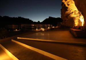 una vista de un puente por la noche con luces en Rum Planet Camp, en Wadi Rum