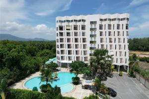 an aerial view of a building and a pool at Sea Sand Sun Resort in Ban Phe