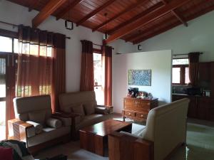 ein Wohnzimmer mit 2 Stühlen und einem Tisch in der Unterkunft Luxury Villa with BB Free WI-FI in Bentota