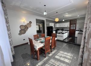 Lerai X Desty في أروشا: مطبخ وغرفة طعام مع طاولة وكراسي