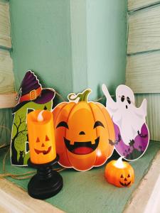 a group of halloween pumpkins sitting on a porch at คิวทอง บังกะโล (Q-Thong bungalow) in Ko Larn