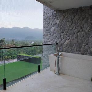 balcone con vasca e parete in pietra di Botanica Khaoyai (Suite, 64 sqm) Mountain View a Mu Si