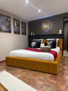 a bedroom with a large bed in a room at SUITE 785 Chambre Jacuzzi Sauna in Montauban