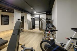 um ginásio com duas passadeiras e duas bicicletas de exercício em The Tokyo 708 - Family Studio em Cidade do Cabo