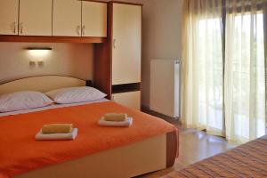 sypialnia z łóżkiem i dwoma ręcznikami na nim w obiekcie Apartment PINK in Starigrad Paklenica only 200 m from the sea w mieście Starigrad-Paklenica +29 zdjęć
