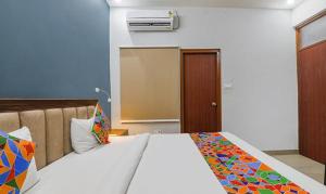 een slaapkamer met een groot bed in een kamer bij FabExpress North Inn in Chinhat