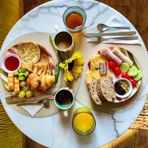 une assiette de nourriture avec du pain, des légumes et des boissons dans l'établissement Aparthotel AMMI Nice Massena - ex Ajoupa, à Nice