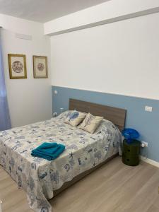 1 dormitorio con 1 cama con manta azul en Amor blue -Relax and Beach, en Marina di Carrara