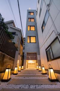 un edificio con un montón de luces delante de él en ZAITO Tokyo Narihira Hotel　押上駅から徒歩八分ホテル, en Tokio