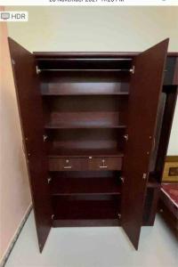 Una estantería de madera con tres estantes en una habitación. en It’s pleasant vibe with nature oriented, en Kolli Hills