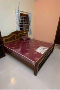 Una cama de madera en una habitación con en It’s pleasant vibe with nature oriented, en Kolli Hills