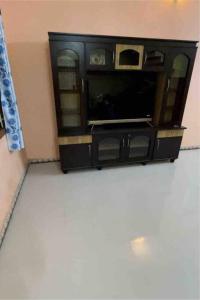 Un microondas en un armario negro en una habitación. en It’s pleasant vibe with nature oriented, en Kolli Hills