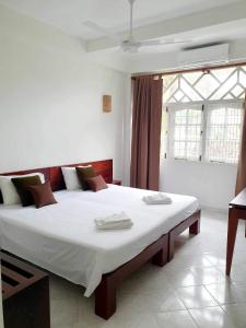 1 dormitorio con 1 cama grande en una habitación en Mount Bay Guest House en Mount Lavinia