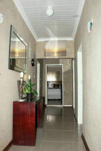 un couloir d'un salon avec une cuisine dans l'établissement The CabinGuesthouse, à Gaborone
